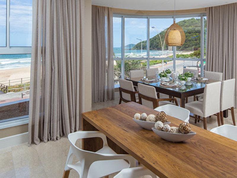 Projeto de interiores cria ambiente clean e contemporâneo na praia